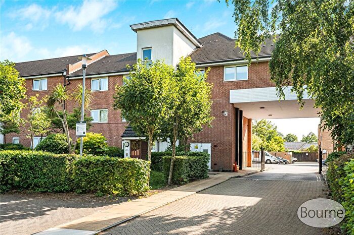 2 Bedroom Flat For Sale In Parsons Close, Aldershot, Hampshire, GU11