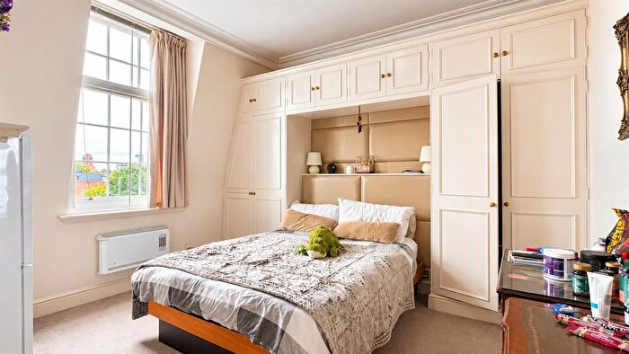 2 Bedroom Flat For Sale In Cromwell Crescent, London, SW5