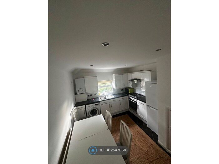 2 Bedroom Flat To Rent In Finsbury Park Road, London, N4