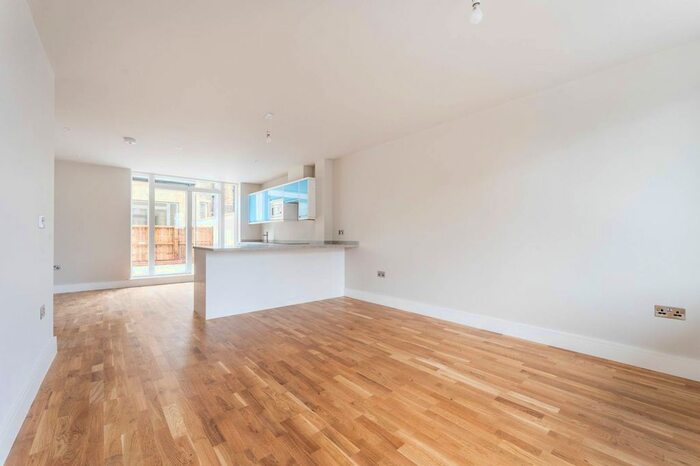 2 Bedroom Flat To Rent In Walworth Road, Elephant And Castle, London, SE17