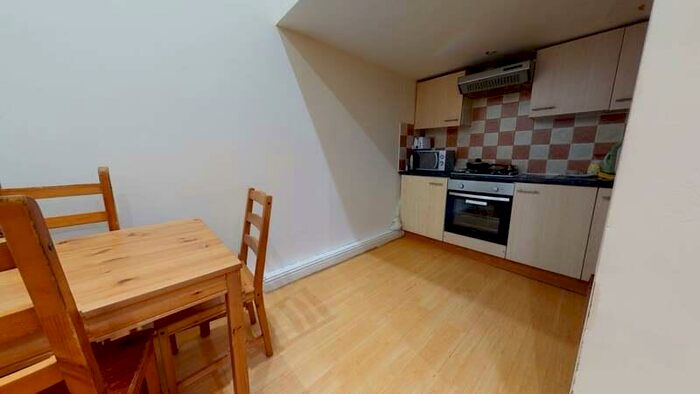 2 Bedroom Flat To Rent In St Johns Terrace, Hyde Park, Leeds, LS3
