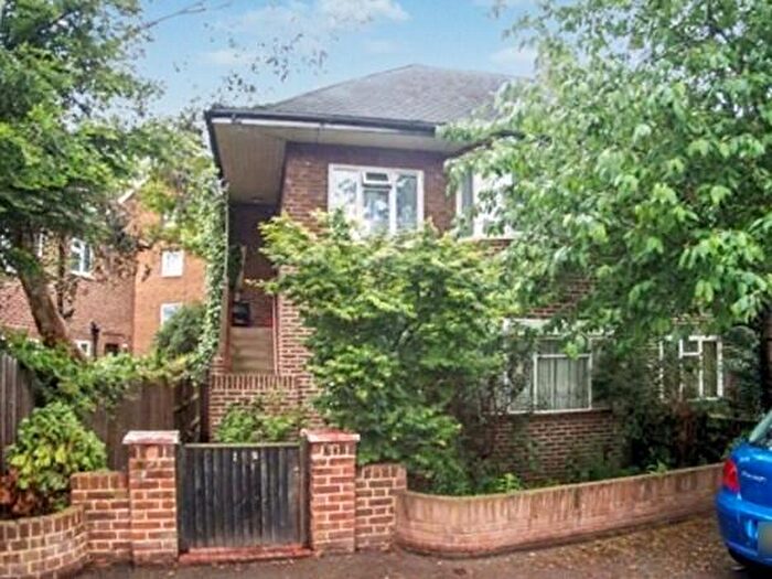 2 Bedroom Apartment To Rent In Rayleigh Court, Kingston Upon Thames, KT1