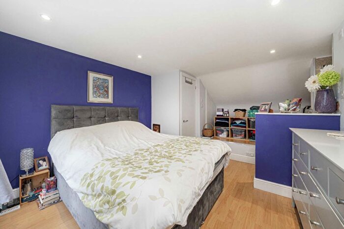 4 Bedroom Property For Sale In Holly Bush Lane, Hampton, TW12