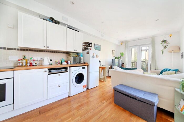 2 Bedroom Flat To Rent In Battersea Park Road, Battersea Park, SW11