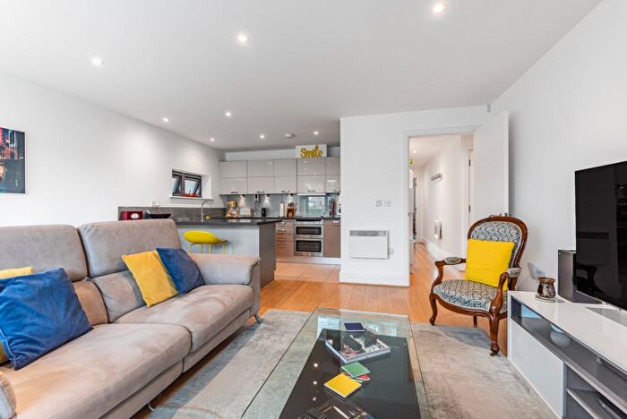 2 Bedroom Flat To Rent In Mercier Road, Putney, London, SW15