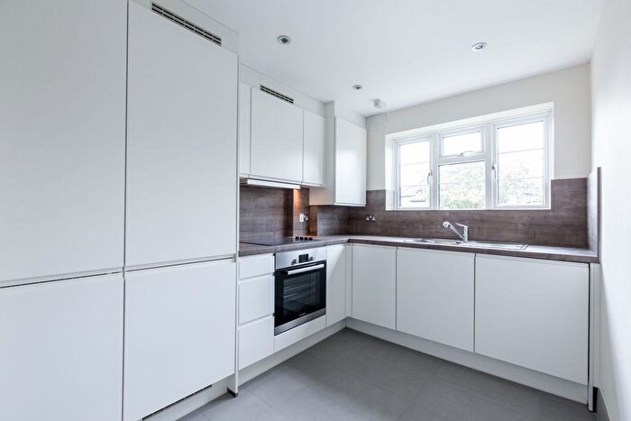 2 Bedroom Flat To Rent In Avenue Road, London, N14
