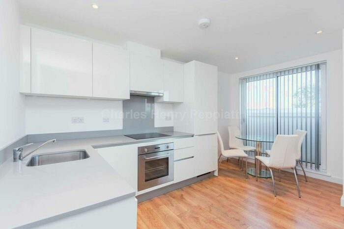 4 Bedroom Flat To Rent In Sydney Road, Enfield Town, EN2