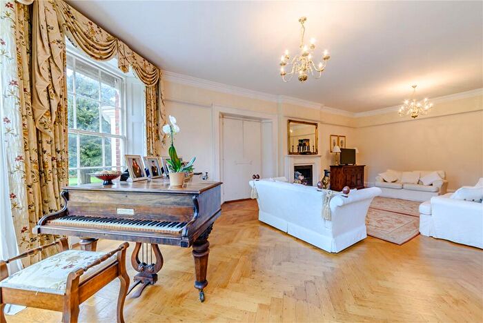 8 Bedroom Semi-Detached House For Sale In Bath Road, Kiln Green, Berkshire, RG10