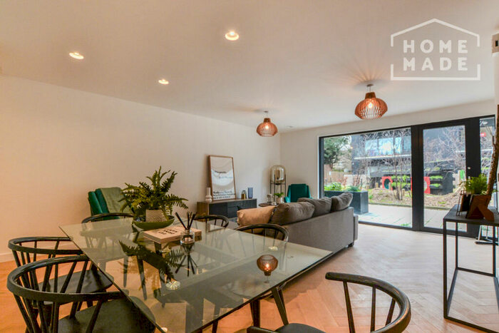 2 Bedroom Mews To Rent In Coppice Yard, Croydon, CR0