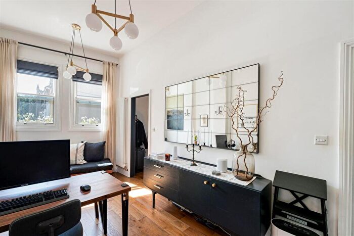 1 Bedroom Flat For Sale In Clarence Road, Hackney Central, E5