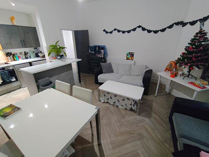 3 Bedroom Flat To Rent In Richmond Road, Cardiff, CF24