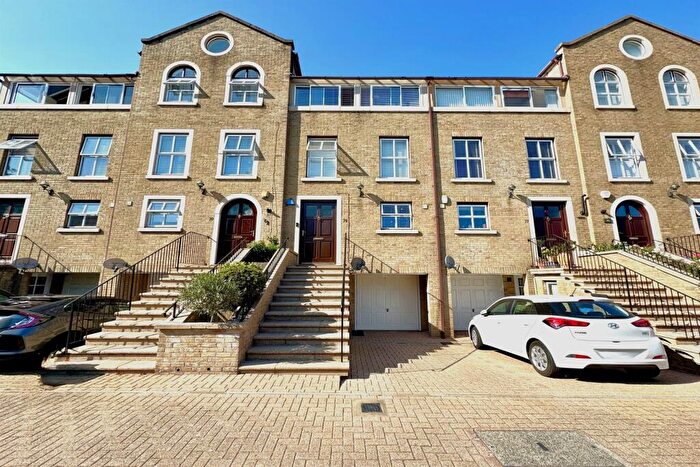4 Bedroom Terraced House For Sale In Ocean Village, SO14
