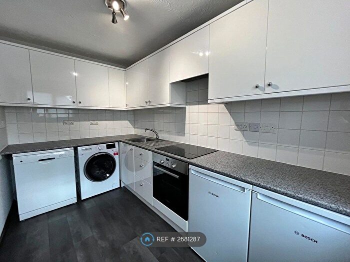 1 Bedroom Flat To Rent In King Arthur Court, Cheshunt, EN8
