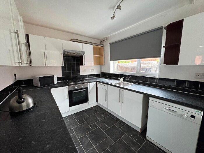 4 Bedroom Semi-Detached House To Rent In Burrows Crescent, Nottingham, Nottinghamshire, NG9