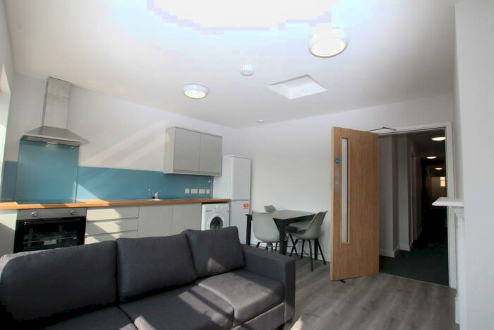 3 Bedroom Flat To Rent In Long Row, Nottingham, NG1