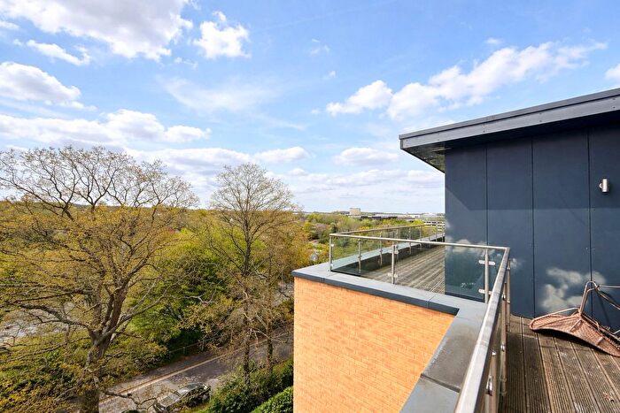 3 Bedroom Flat For Sale In Old Bracknell Lane West, Bracknell, Berkshire, RG12