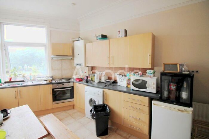 3 Bedroom Flat To Rent In The Crescent, Leeds, West Yorkshire, LS6