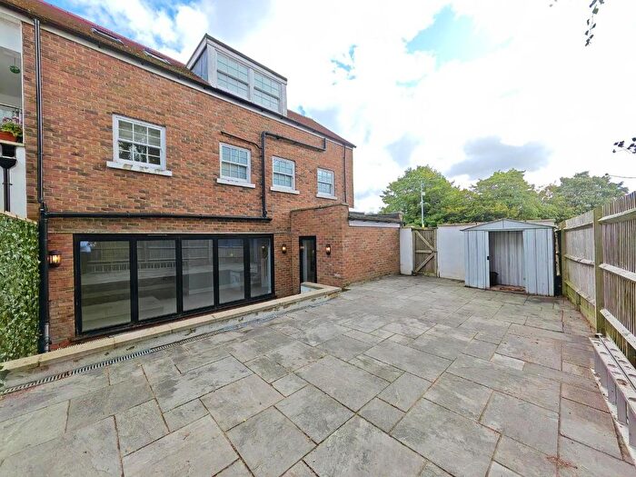 4 Bedroom Property To Rent In Peach Street, Wokingham, RG40