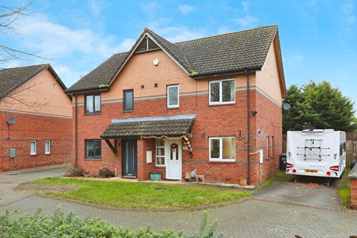 3 Bedroom Semi-Detached House For Sale In Shining Cliff Court, Bawtry, Doncaster, DN10