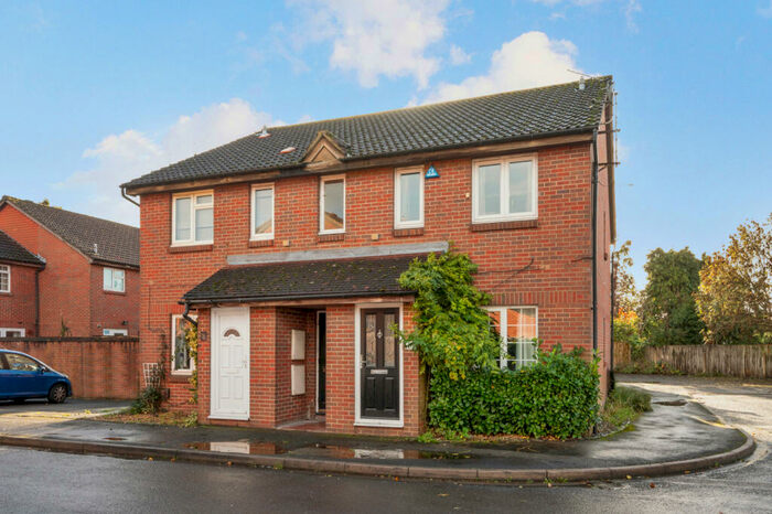 1 Bedroom Maisonette To Rent In Shaw Drive, Walton-On-Thames, Surrey, KT12