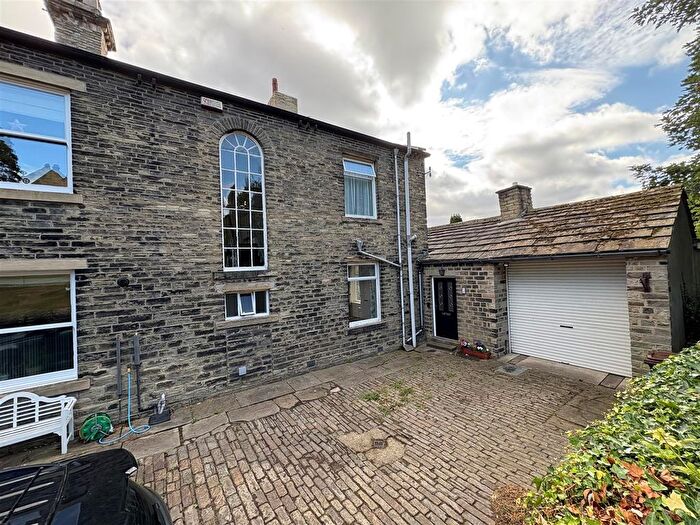 4 Bedroom Terraced House For Sale In Kirklands, Cleckheaton, BD19