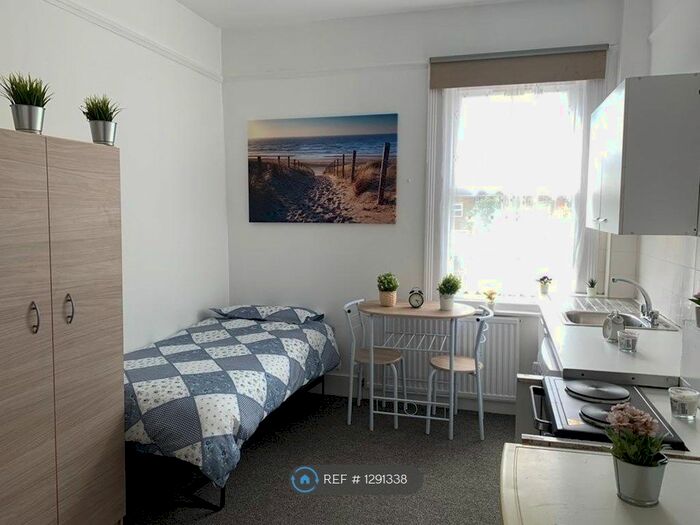 Studio To Rent In Bowes Road, London N13