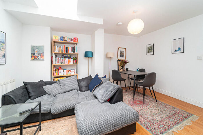 3 Bedroom Apartment To Rent In Scarborough Road, Finsbury Park, London, N4