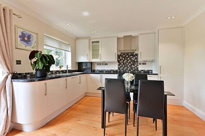 3 Bedroom Flat To Rent In Worple Road, Wimbledon, London, SW19