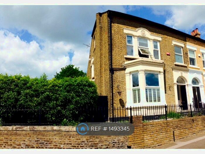 4 Bedroom Semi-Detached House To Rent In Jersey Road, Kent, ME2