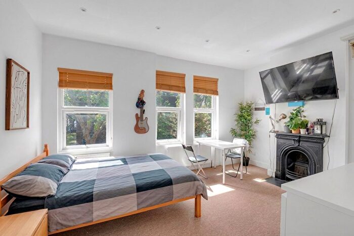 2 Bedroom Flat For Sale In St. Dunstans Road, Hammersmith, London, W6