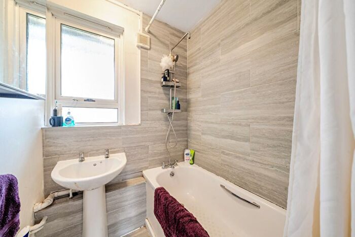 2 Bedroom Flat For Sale In Heather Close, London, SW8