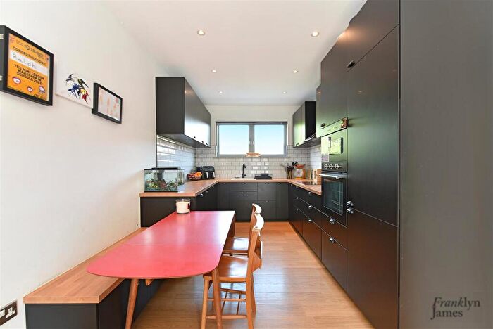 3 Bedroom Penthouse For Sale In Salmon Lane, London, E14