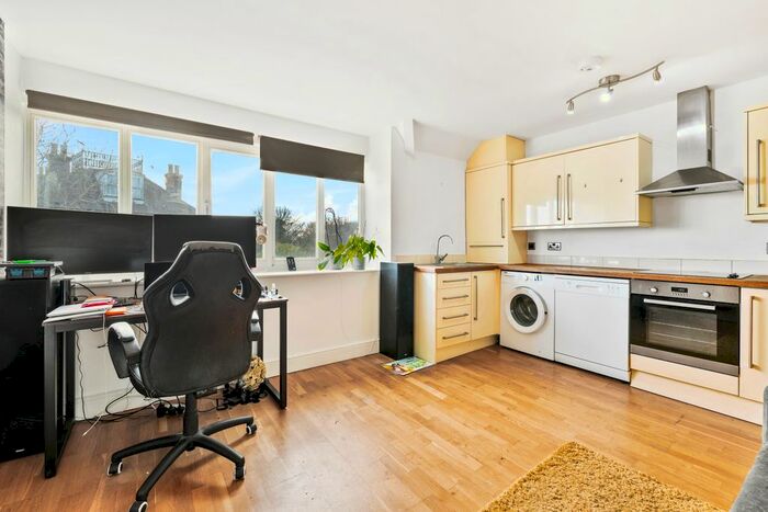 1 Bedroom Flat To Rent In Ref: Se - Woodlands Road, Redhill, RH1
