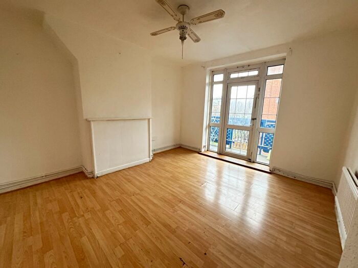 2 Bedroom Flat To Rent In Gill Street, London, E14