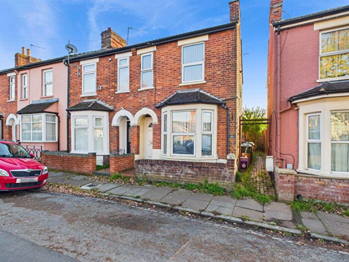 1 Bedroom Maisonette For Sale In Queens Park, Aylesbury, Buckinghamshire, HP21