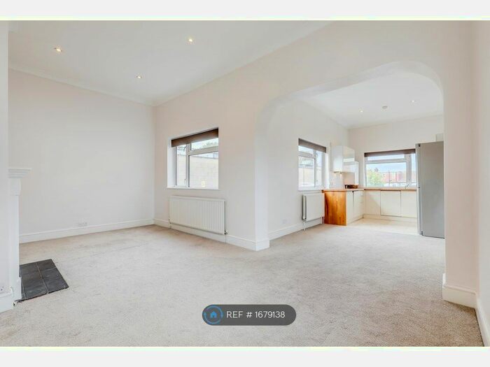 2 Bedroom Flat To Rent In George Lane, London, E18