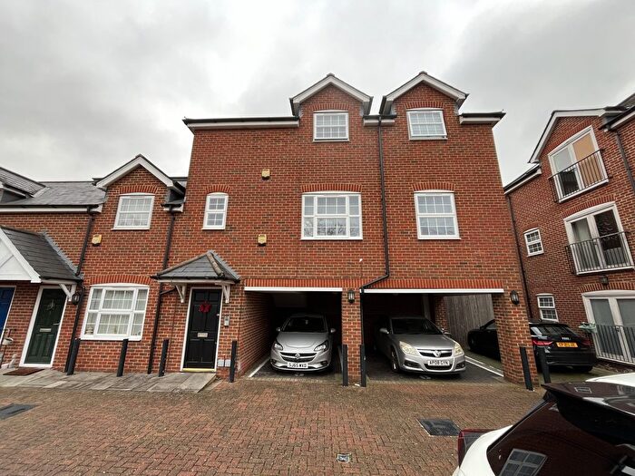1 Bedroom Flat For Sale In Priory Mews, Guildford Street, Chertsey, Surrey, KT16