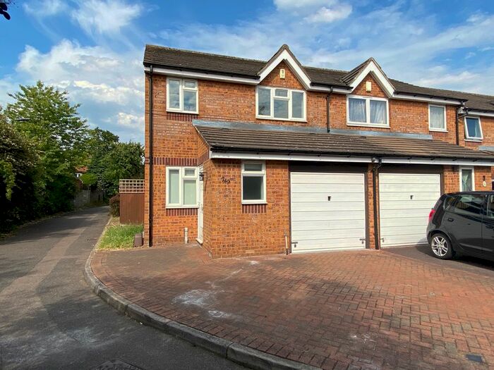 3 Bedroom Semi-Detached House To Rent In Leigh Hunt Drive, Southgate, London, N14