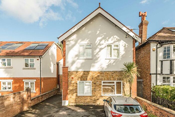 3 Bedroom Flat For Sale In Broad Lane, Hampton, TW12