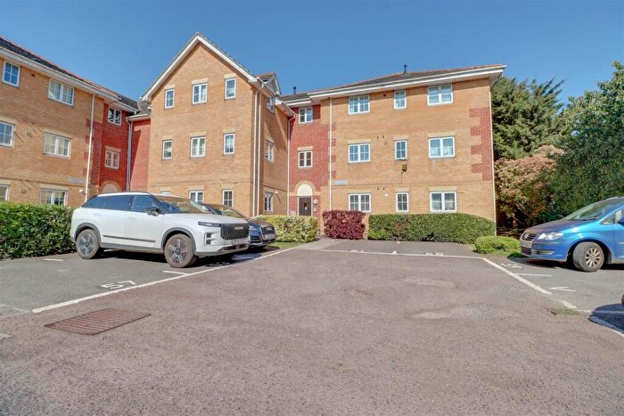 2 Bedroom Apartment For Sale In Browning Drive, Wickford, SS12