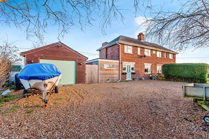 3 Bedroom Semi-detached House For Sale In Glenfield Close, Outwell, Wisbech, PE14