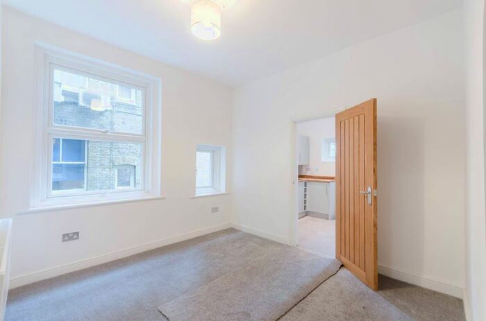 2 Bedroom Flat To Rent In Holmleigh Road, Hackney, London, N16