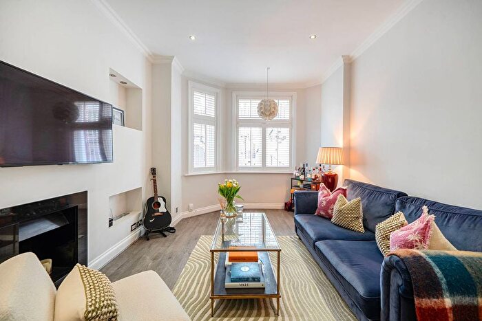 2 Bedroom Flat To Rent In Lennox Gardens, Knightsbridge, London, SW1X