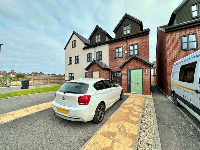 3 Bedroom End Of Terrace House To Rent In Brianna Mews, Grimsby, DN32