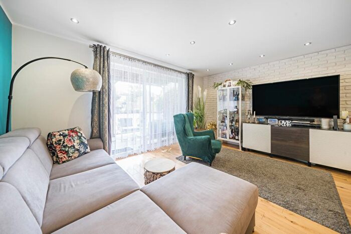 3 Bedroom Terraced House For Sale In Slough, Berkshire, SL1