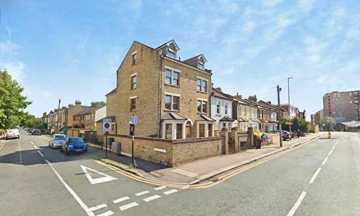 2 Bedroom Apartment For Sale In Oliver Road, London, E10