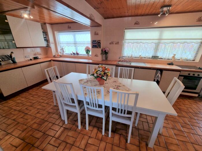 3 Bedroom Semi-Detached House For Sale In Mosslands Close, Great Sutton, Ellesmere Port, Cheshire, CH66