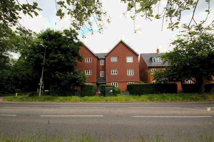 2 Bedroom Flat To Rent In Page Place, Frogmore, St. Albans, Hertfordshire, AL2