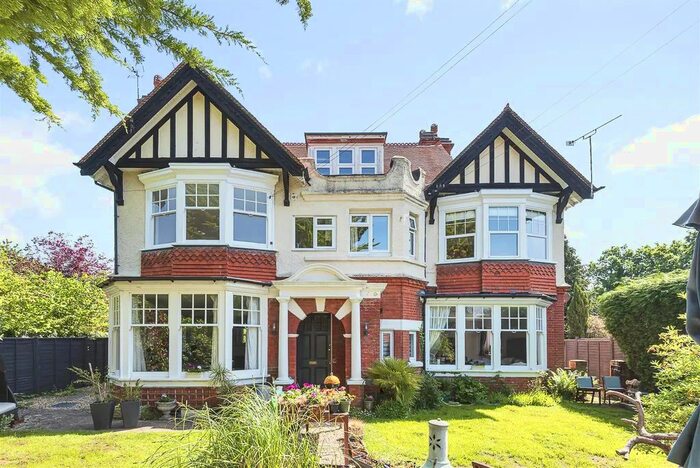 2 Bedroom Flat To Rent In The Avenue, Wokingham, RG45