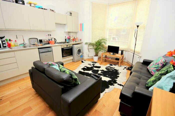 3 Bedroom Flat To Rent In Hartham Road, Islington, N7